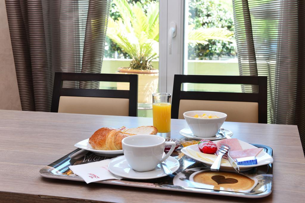 Hotel La Croix Blanche Tarbes Habitación foto