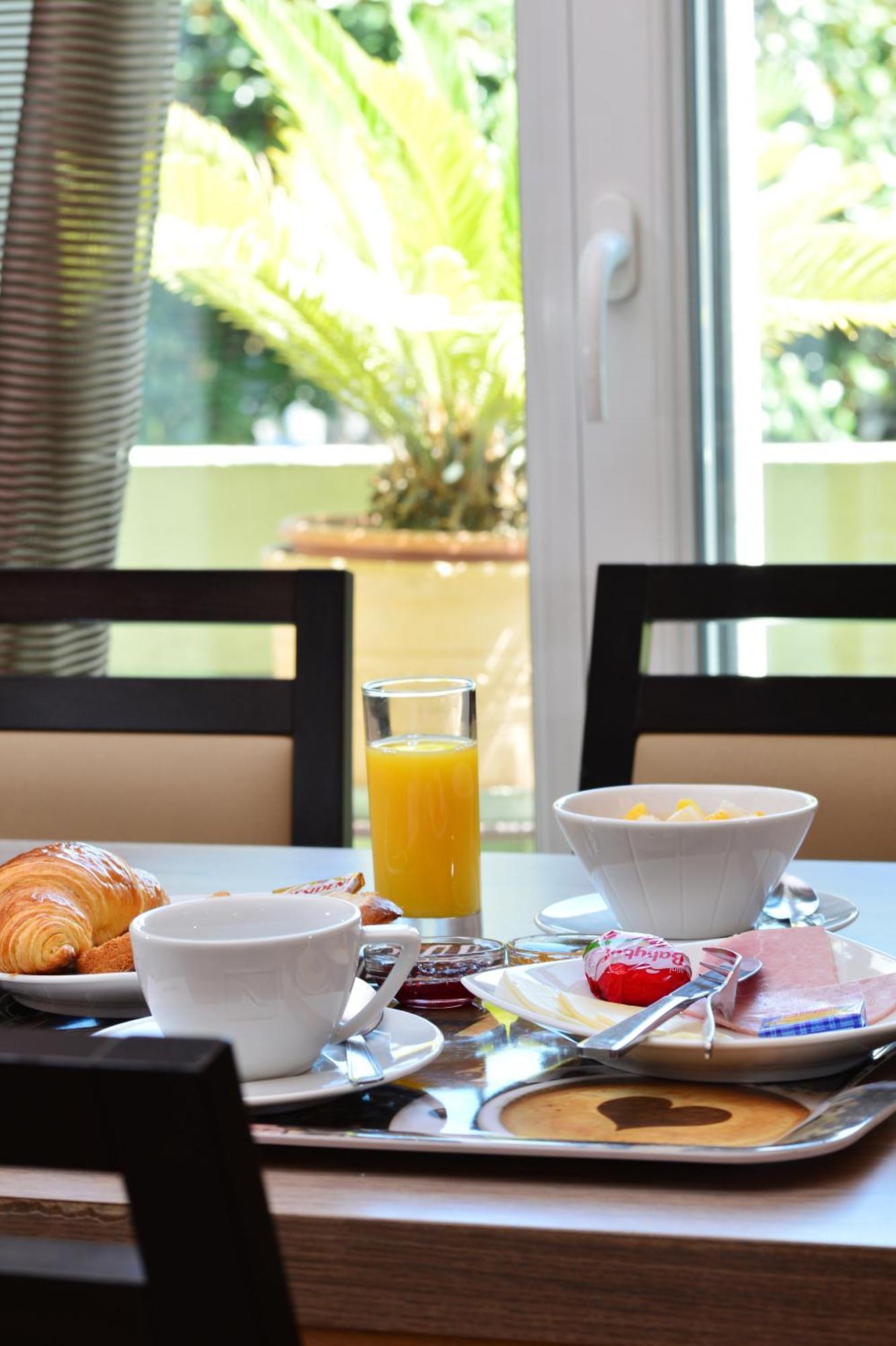 Hotel La Croix Blanche Tarbes Habitación foto