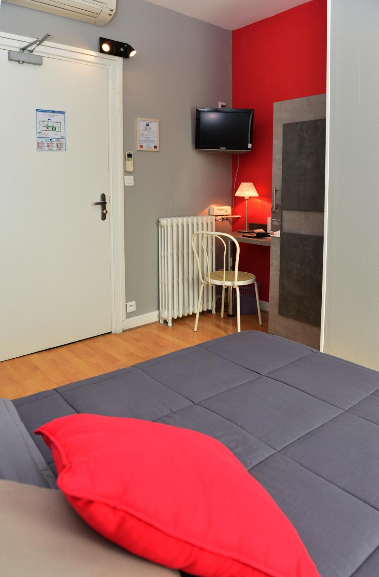 Hotel La Croix Blanche Tarbes Habitación foto